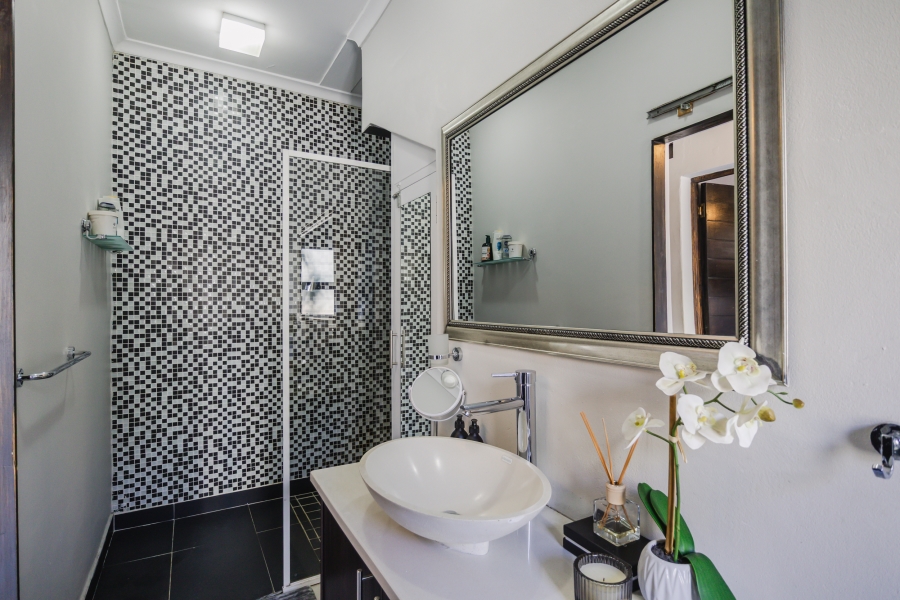 6 Bedroom Property for Sale in Vredehoek Western Cape